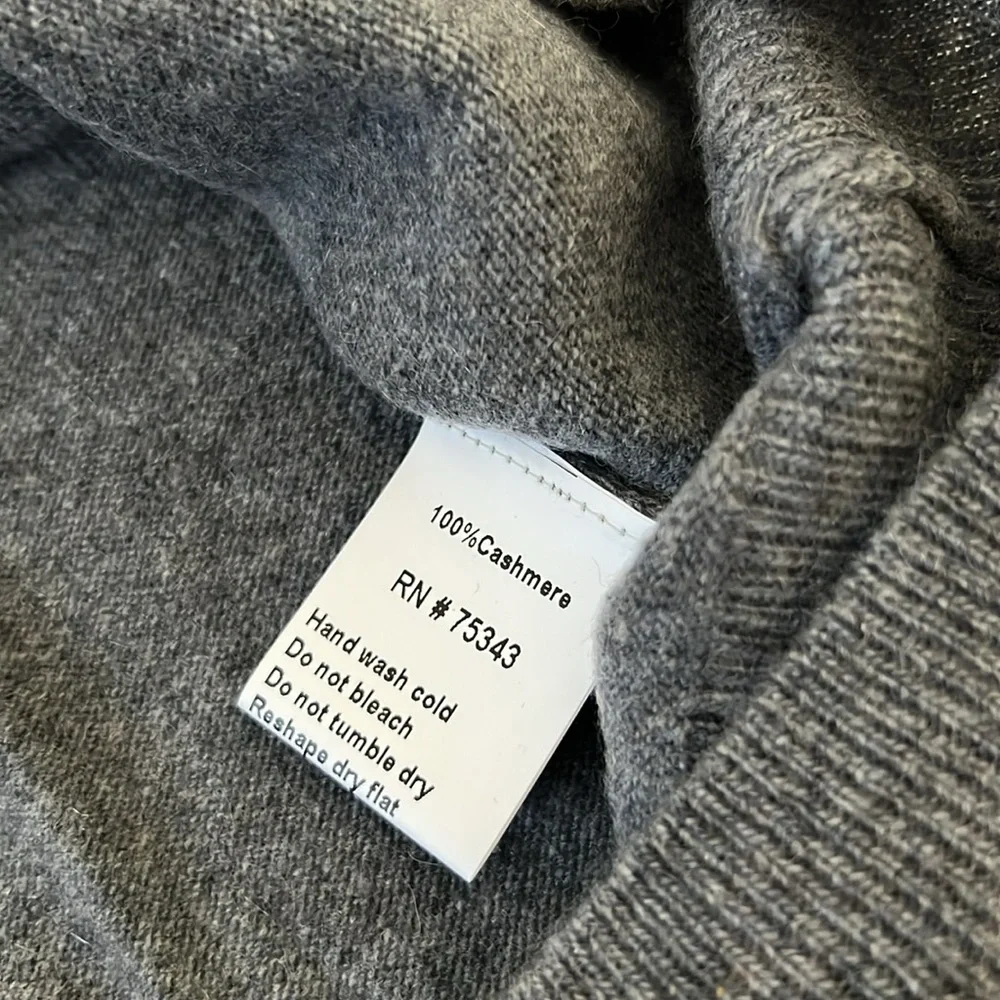 Mantovani Studio 100% Cashmere Crewneck Sweater Made in Italy.